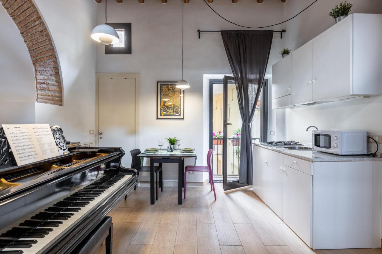 Musician Colosseo With Piano Apartamento
